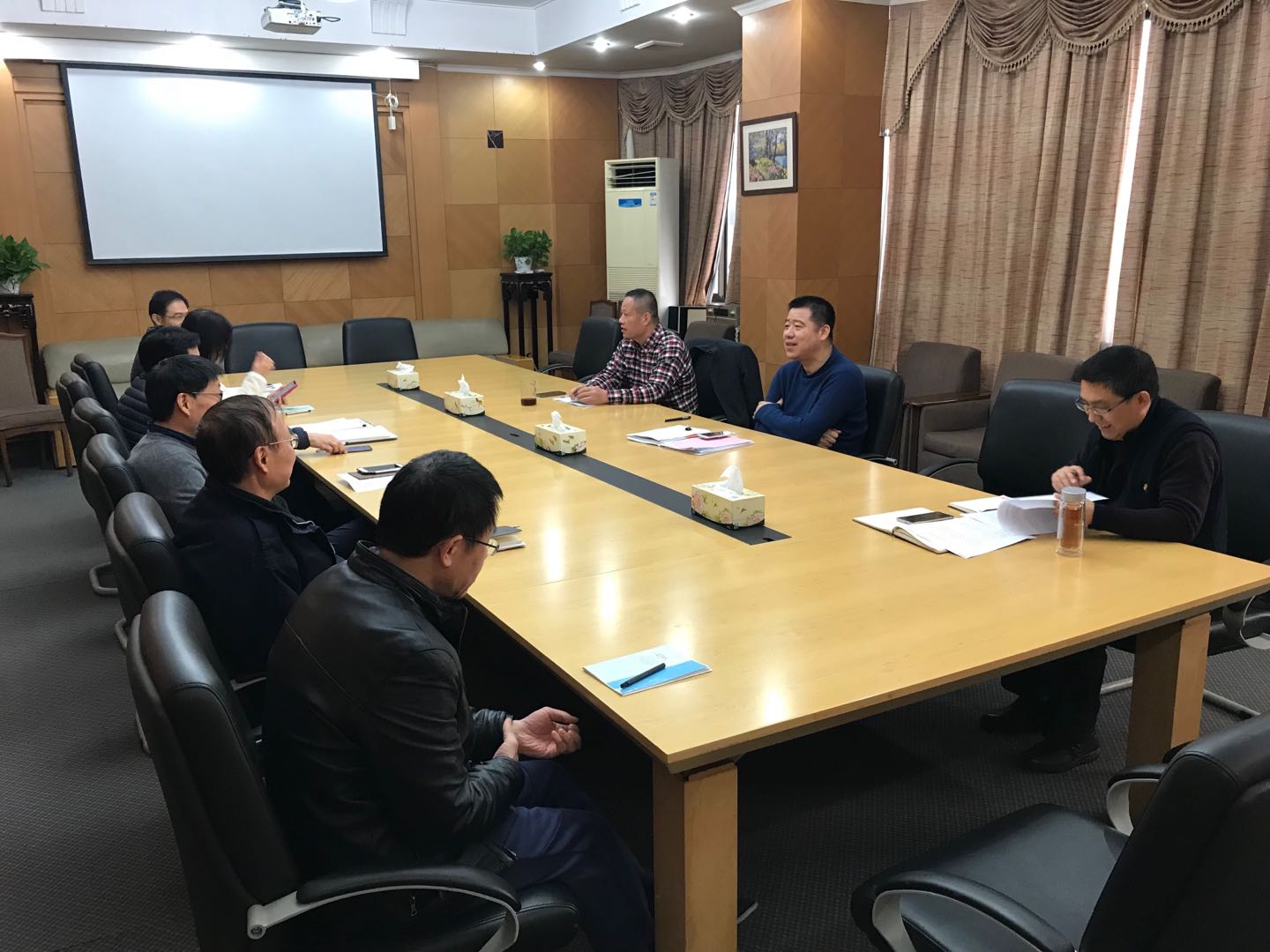 工藝品公司組織新年第一次黨委理論擴(kuò)大中心組學(xué)習(xí)