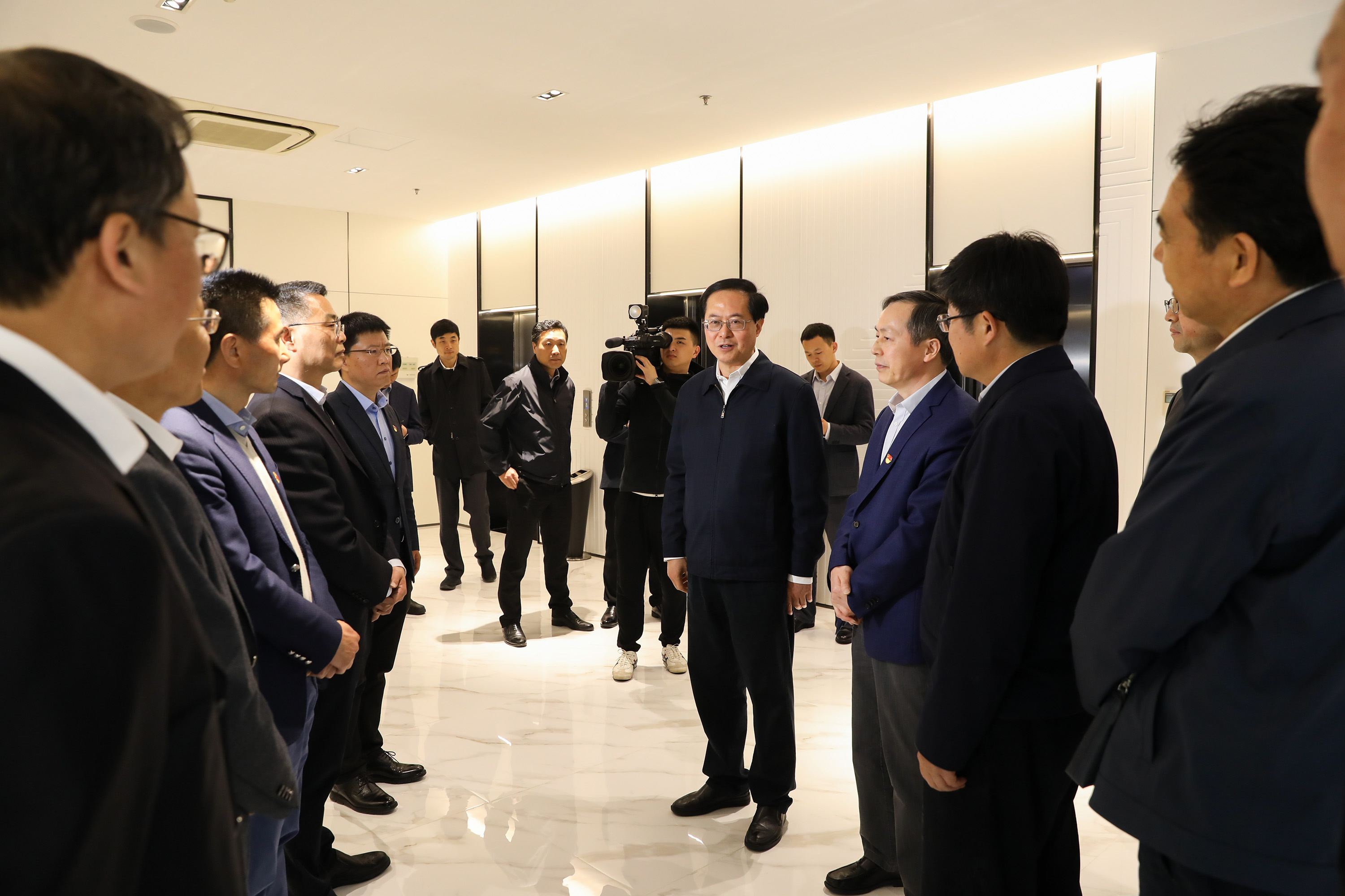 省委書記車俊調(diào)研二輕集團時強調(diào)：努力在服務(wù)文化大省建設(shè)中走在前列