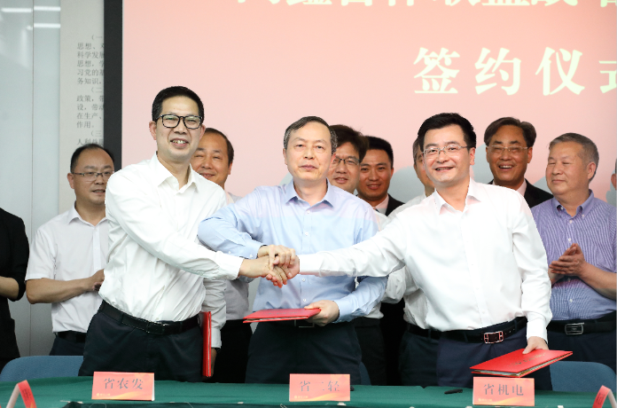 同鑫聯(lián)盟 同心同行 共促發(fā)展——省二輕集團、省農發(fā)集團和省機電集團簽訂戰(zhàn)略合作協(xié)議