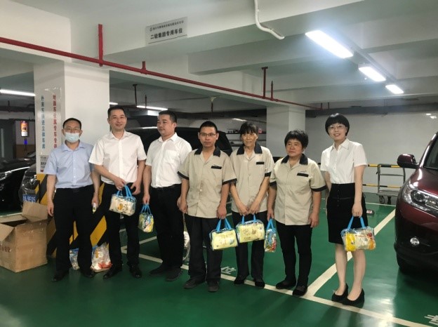 商業(yè)公司領(lǐng)導班子情系職工送清涼