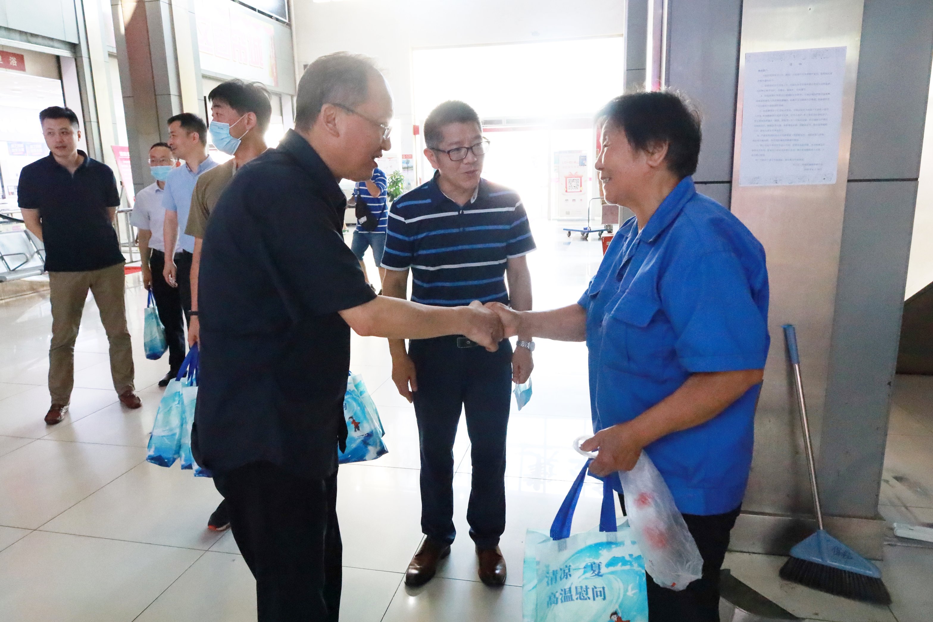 心系一線 致敬堅守 省二輕集團(tuán)工會開展“高溫送清涼”走訪活動