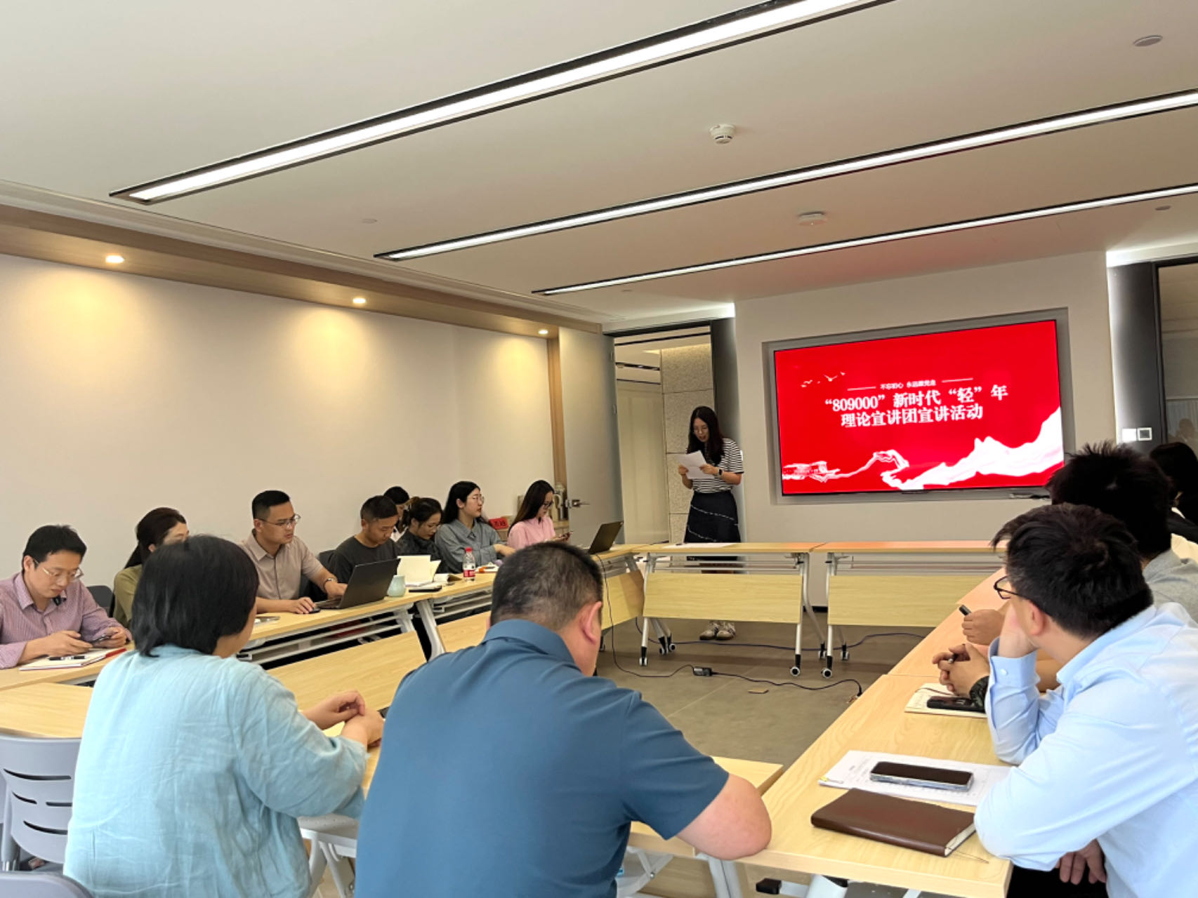 藝創(chuàng)文旅公司黨支部召開“809000”新時(shí)代“輕”年理論宣講團(tuán)宣講暨警示教育活動(dòng)