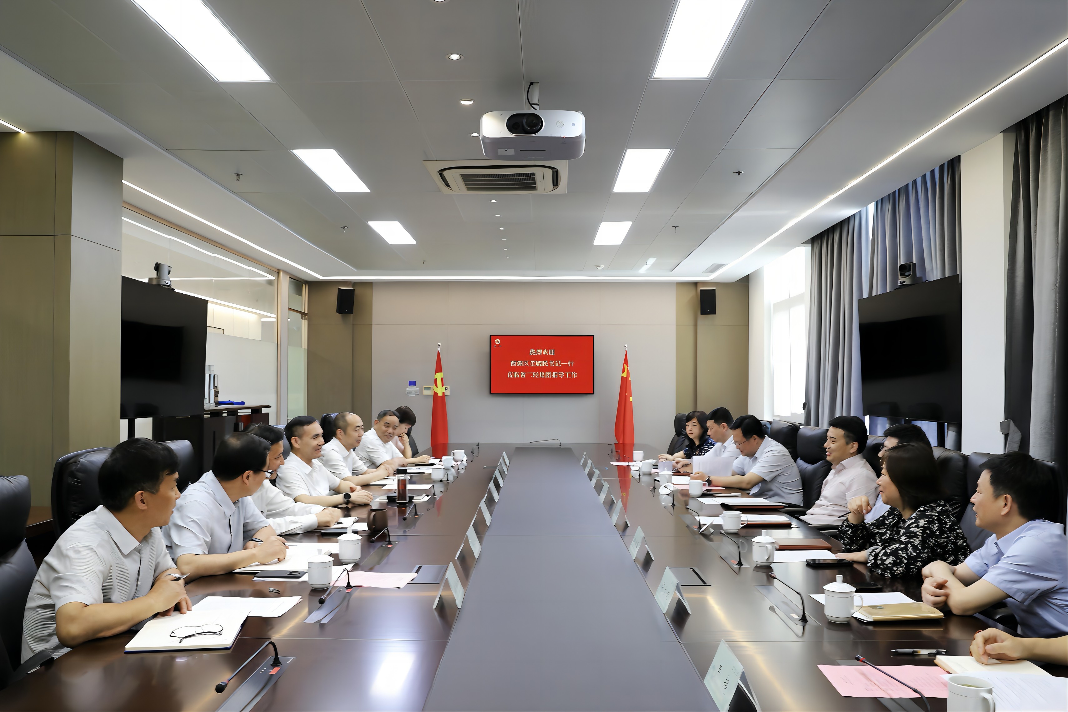 孫哲君與西湖區(qū)委書記董毓民一行座談交流