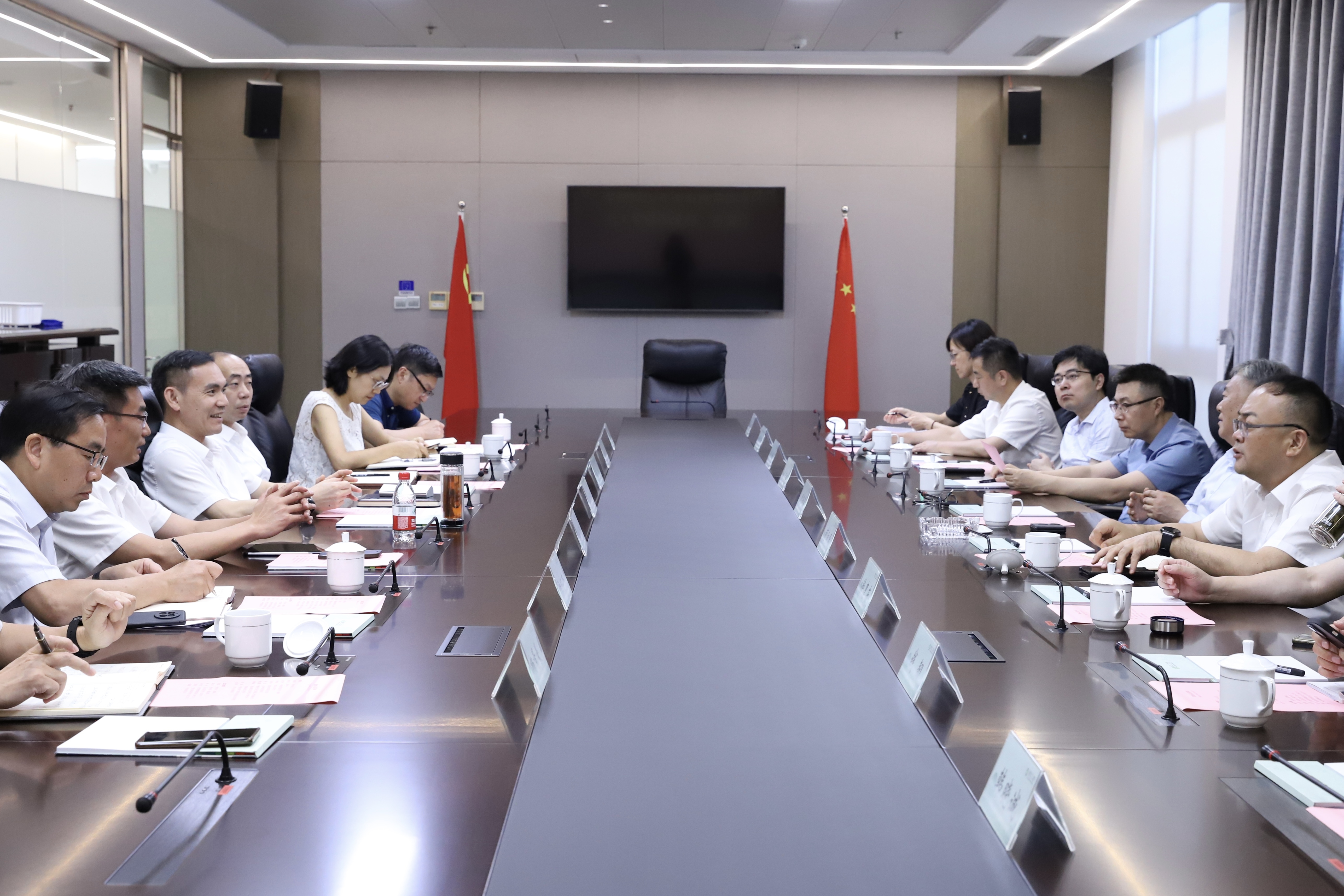 蘇州市政協(xié)副主席、常熟市委書記周勤第一行到訪省二輕集團(tuán)