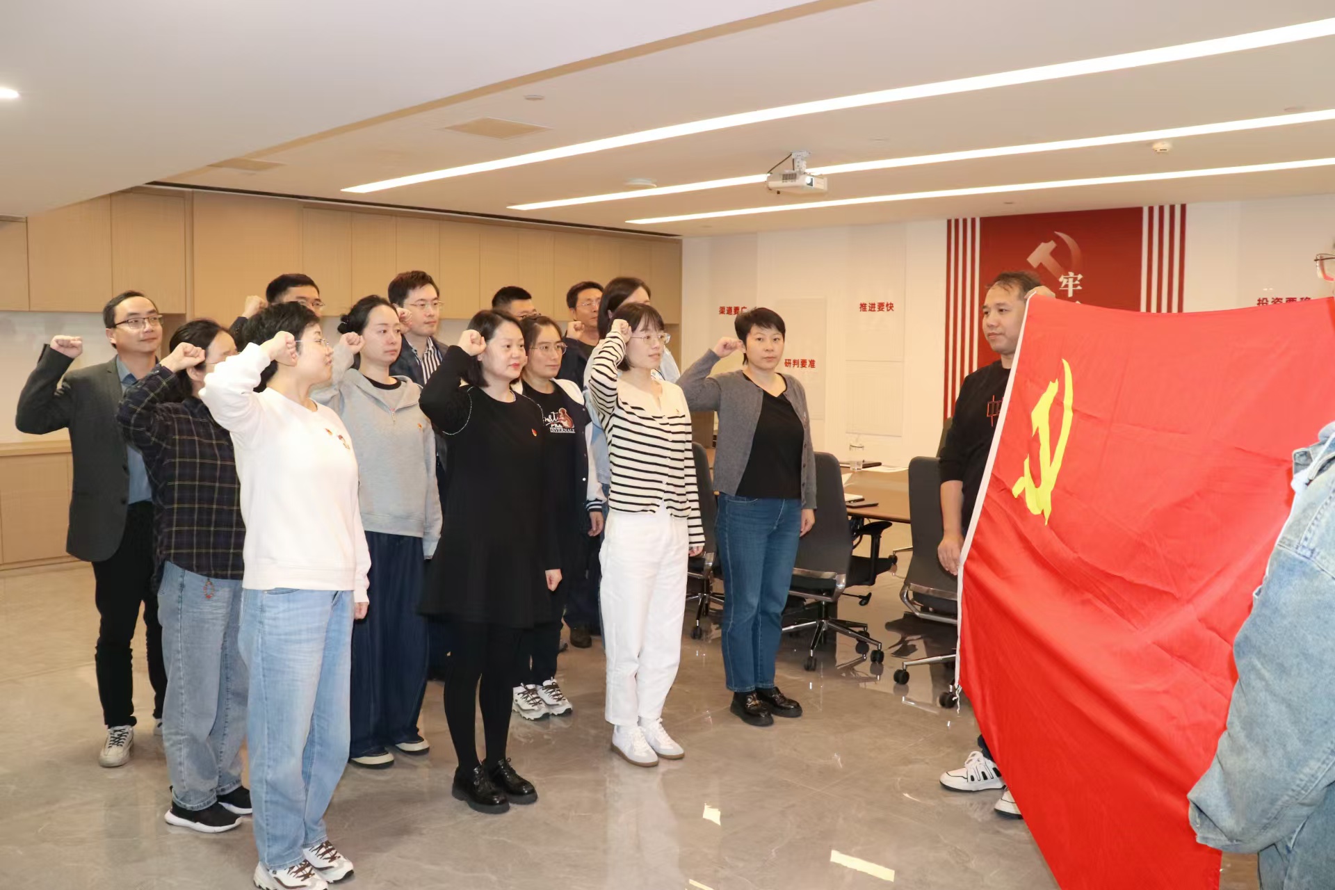 廣杰典當(dāng)公司聯(lián)合黨支部開(kāi)展“循跡溯源看歷史 踔厲奮發(fā)向未來(lái)”主題黨日活動(dòng)