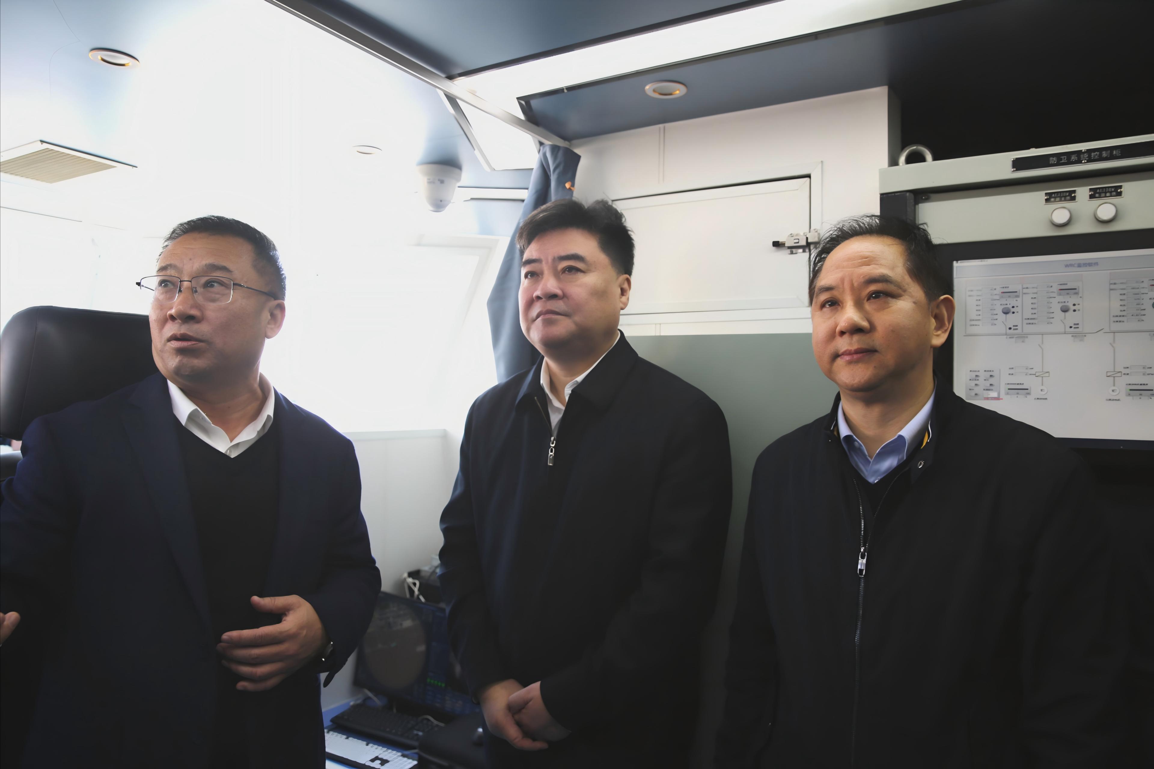 何中偉一行調(diào)研省二輕集團百噸級無人船項目