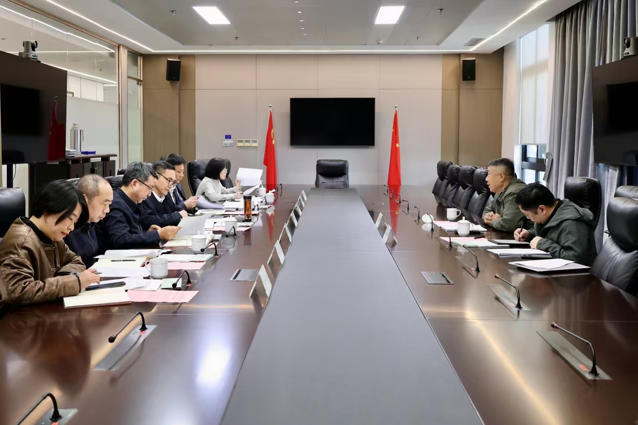 中國(guó)工藝美術(shù)學(xué)會(huì)理事長(zhǎng)才大穎一行到訪省二輕集團(tuán)