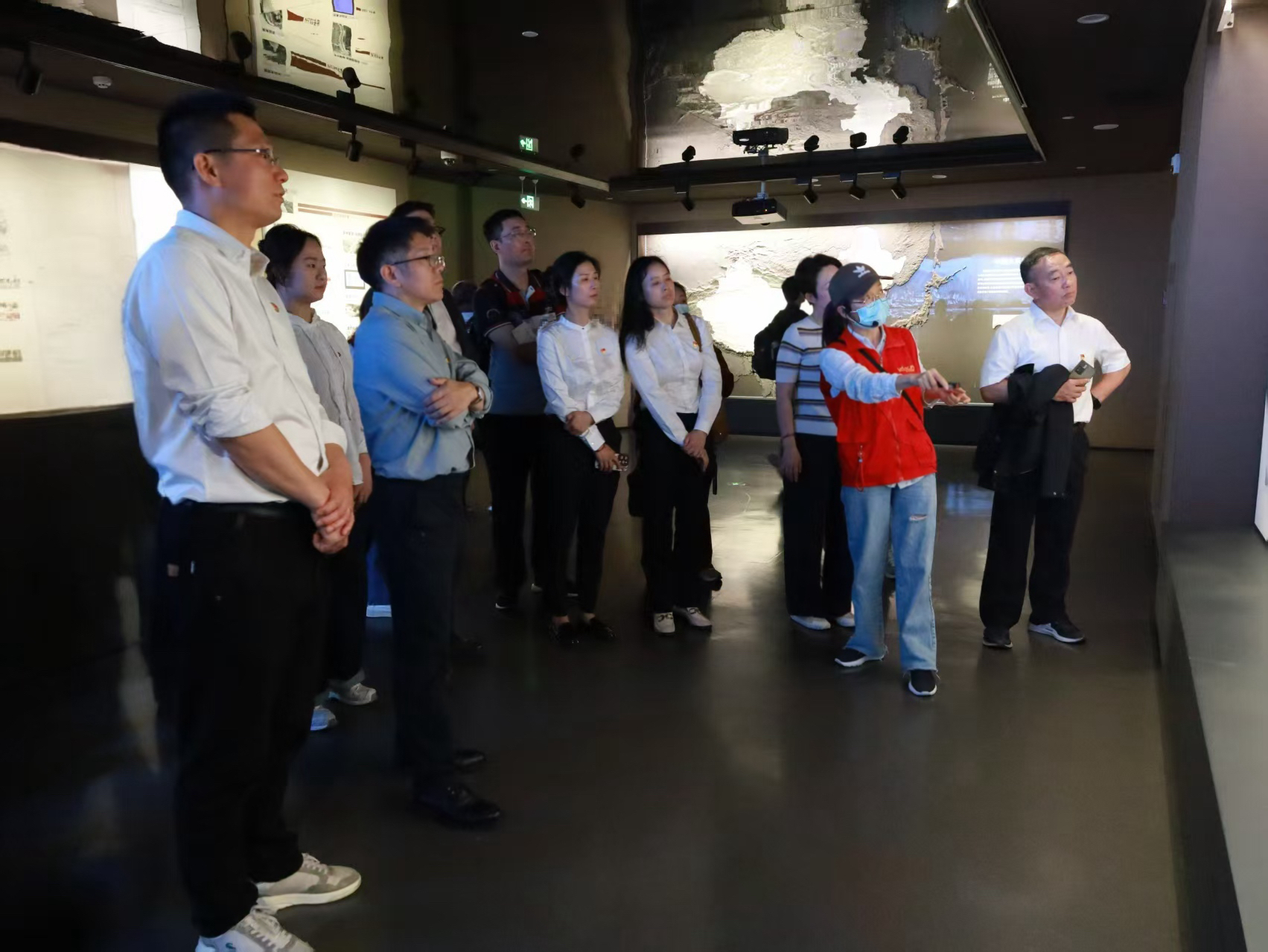 商業(yè)公司黨總支組織開展“循跡溯源學思想促踐行”活動